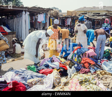 Bekleidung Kaufmann, Royal Albert Markt, Banjul, Gambia, Westafrika Stockfoto