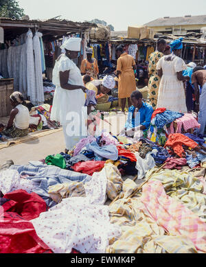 Bekleidung Kaufmann, Royal Albert Markt, Banjul, Gambia, Westafrika Stockfoto