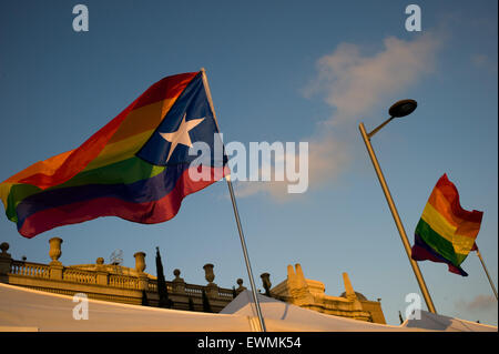 Eine Fahne mit den Farben des Regenbogens und der Stern (Symbol für Unabhängigkeit Kataloniens) fliegt im Wind anlässlich der Gay Pride. Stockfoto