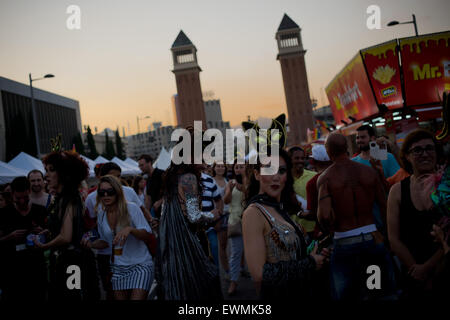 Atmosphäre auf den Straßen von Barcelona anlässlich der Feier des Gay Pride 2015 Stockfoto