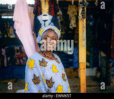 Lächelnd der Gambischen Frau Porträt, Batik Kaufmann, Royal Albert Markt, Banjul, Gambia, Westafrika Stockfoto