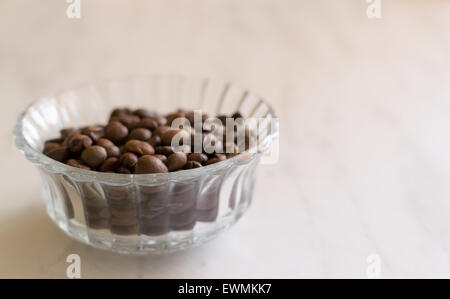 Glas-Glas, gefüllt mit gerösteten Kaffeebohnen Stockfoto