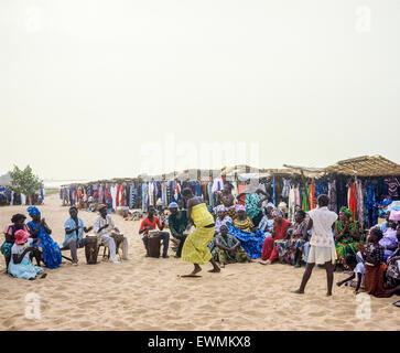 Gambische Frauen tanzen und beach-Händler Stände, Kotu Beach, Gambia, Westafrika Stockfoto