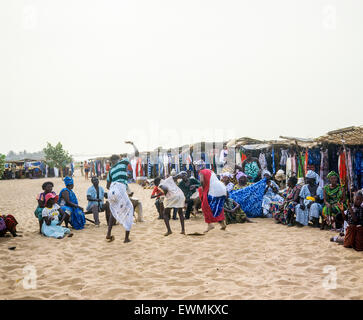 Gambische Frauen tanzen und beach-Händler Stände, Kotu Beach, Gambia, Westafrika Stockfoto