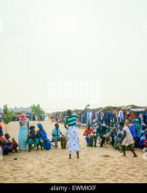 Gambische Frauen tanzen und beach-Händler Stände, Kotu Beach, Gambia, Westafrika Stockfoto