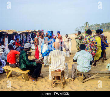 Gambische Frauen tanzen und Musiker, Kotu Beach, Gambia, Westafrika Stockfoto