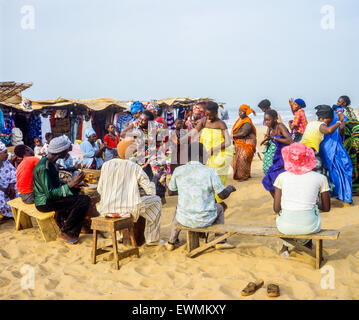 Gambische Frauen tanzen und Musiker, Kotu Beach, Gambia, Westafrika Stockfoto