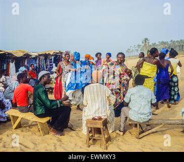 Gambische Frauen tanzen und Musiker, Kotu Beach, Gambia, Westafrika Stockfoto