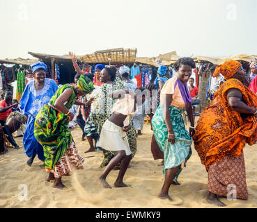 Gambische Frauen tanzen, Kotu Beach, Gambia, Westafrika Stockfoto