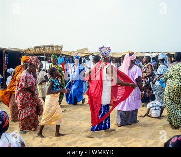 Gambische Frauen tanzen, Kotu Beach, Gambia, Westafrika Stockfoto