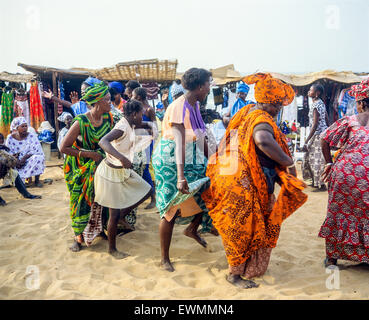 Gambische Frauen tanzen, Kotu Beach, Gambia, Westafrika Stockfoto