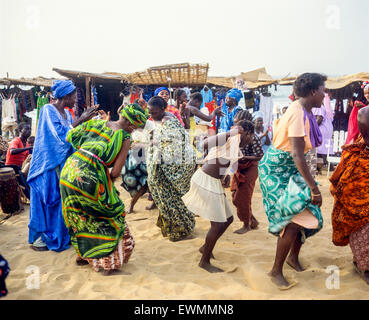 Gambische Frauen tanzen, Kotu Beach, Gambia, Westafrika Stockfoto