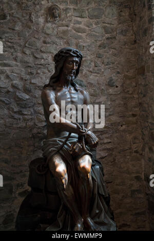 Hölzerne Statue von Christus im Inneren der Basilika des Heiligen Blutes in Brügge, Belgien Stockfoto