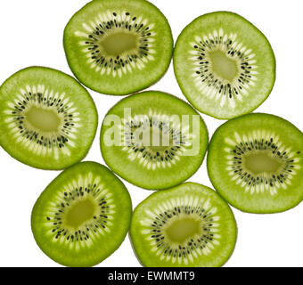 dünne durchscheinende Kiwi Scheiben in weißem Rücken Stockfoto