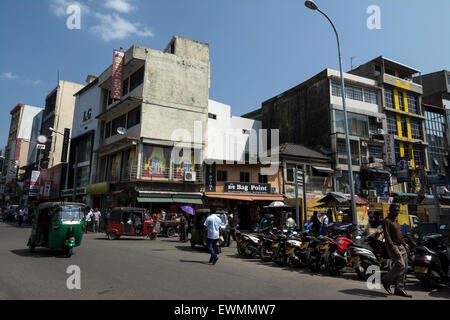 Hauptverkehrsstraße Straße, Olcott Mawata (Front Street) im Stadtteil Pettah Märkte von Colombo, Sri Lanka.   Pettah Märkte ist Stockfoto