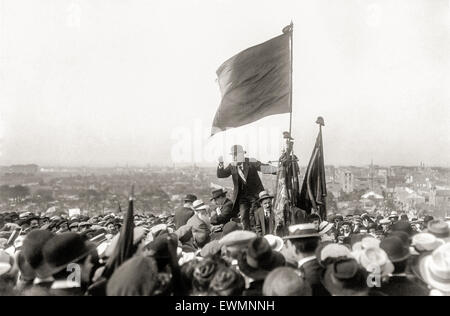 Jean Jaurès (1859 – 1914), anlässlich einer Demonstration gegen das französische Gesetz erhöht den Begriff des militärischen Services von 2 bis 3 Jahre in der Vorbereitung für Krieg mit Deutschland, die im nächsten Jahr begonnen. Die Demonstration fand am 25. März 1913 in Pré-Saint-Gervais, Paris. Zu Jaurès links sitzt Pierre Renaudel (1871-1935) Gründer der Sozialistischen Partei Frankreichs (PSdF). Die Party war Anti-Kriegs bis die Ermordung von Jean Jaurès bei Ausbruch des ersten Weltkrieges. Stockfoto