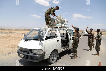 Ghazni, Afghanistan. 29. Juni 2015. Afghan National Army Soldaten suchen ein Fahrzeug an einem Kontrollpunkt in der Provinz Ghazni, Ostafghanistan, 29. Juni 2015. © Rahmat/Xinhua/Alamy Live-Nachrichten Stockfoto