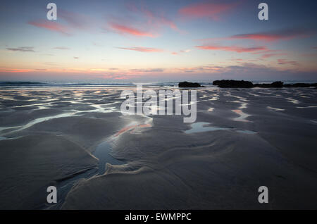 Porthtowan Strand in Cornwall in der Abenddämmerung Stockfoto