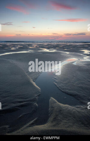 Porthtowan Strand in Cornwall in der Abenddämmerung Stockfoto