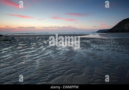 Porthtowan Strand in Cornwall in der Abenddämmerung Stockfoto