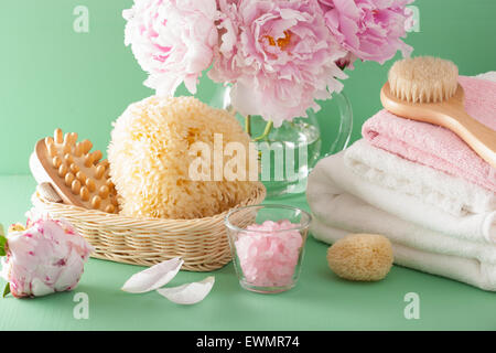Bad und Wellness mit Pfingstrose Blumen Pinsel Schwamm Handtücher Stockfoto