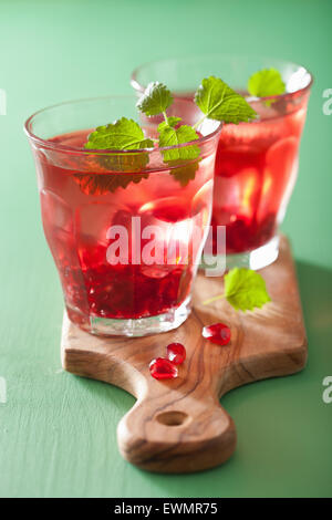 Granatapfel-Drink mit Melissa im Sommer Stockfoto