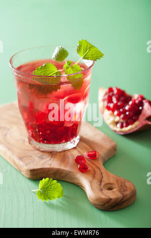 Granatapfel-Drink mit Melissa im Sommer Stockfoto