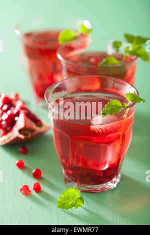 Granatapfel-Drink mit Melissa im Sommer Stockfoto