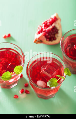 Granatapfel-Drink mit Melissa im Sommer Stockfoto