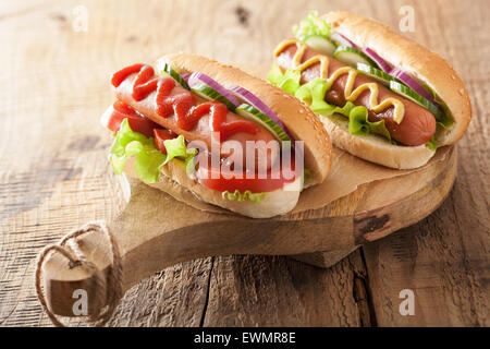 Hot Dog mit Senf Ketchup und Gemüse Stockfoto