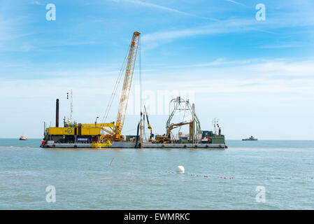 Herne Bay, Kent, UK. 29. Juni 2015. Verbindung des neuen Kabels Kentish Flats Wind Farm. Folgende Verbindung des Kabels landwärts Ende der Verlegung Kabelschiff BoDo Installer Lhas begonnen, Kabel, zum Offshore-Windpark etwa 6 Meilen entfernt lag. Bildnachweis: Paul Martin/Alamy Live-Nachrichten Stockfoto