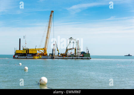 Herne Bay, Kent, UK. 29. Juni 2015. Verbindung des neuen Kabels Kentish Flats Wind Farm. Folgende Verbindung des Kabels landwärts Ende der Verlegung Kabelschiff BoDo Installer Lhas begonnen, Kabel, zum Offshore-Windpark etwa 6 Meilen entfernt lag. Bildnachweis: Paul Martin/Alamy Live-Nachrichten Stockfoto