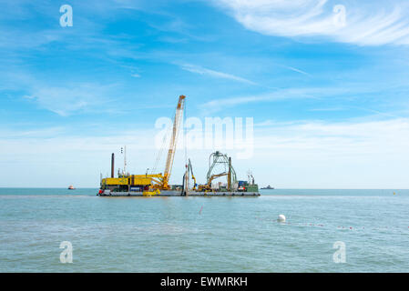 Herne Bay, Kent, UK. 29. Juni 2015. Verbindung des neuen Kabels Kentish Flats Wind Farm. Folgende Verbindung des Kabels landwärts Ende der Verlegung Kabelschiff BoDo Installer Lhas begonnen, Kabel, zum Offshore-Windpark etwa 6 Meilen entfernt lag. Bildnachweis: Paul Martin/Alamy Live-Nachrichten Stockfoto