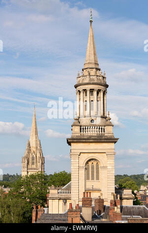 Turm von Lincoln College Library Oxford, England im Vordergrund mit der Universität Kirche von St Mary hinter der Kirche Stockfoto