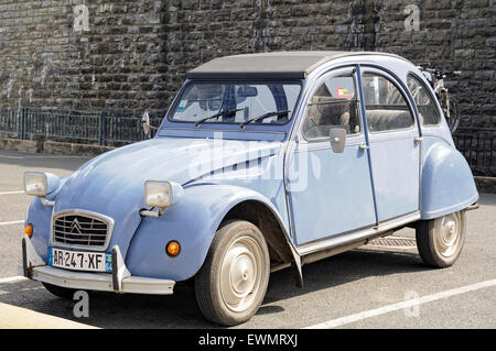 Citroen 2 cv geparkt auf der Straße in Saint-Jean-de-Luz (Donibane Lohizune). Frankreich. Stockfoto