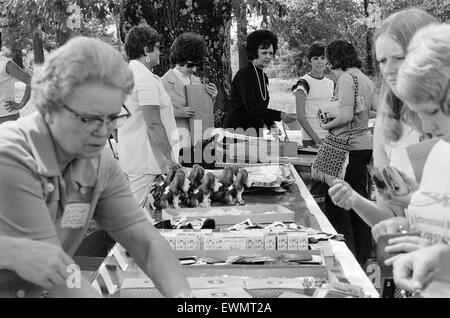 Elvis Presley Fans aus Großbritannien, Holland und Dänemark durchsuchen und bei Besuch in sein Haus und sein Geburtshaus in Tupelo, Lee County, Mississippi, USA, 27. August 1973 Souvenirs kaufen. Betreut von den Damen von Tupelo. Stockfoto