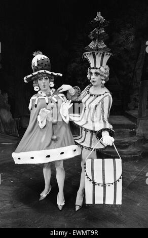 Cinderella, Pantomime, Fototermin, Alexandra Theatre, Birmingham, 19. Dezember 1975. Die hässlichen Schwestern, Gerald Moon (links) als Butterblume und Barry Howard als Daisy. Stockfoto