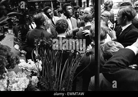 Cassius Clay später zu Muhammad Ali in England für seine ersten Zusammenstoß mit britischen Schwergewichts-Henry Cooper. 26. Mai 1963 Stockfoto