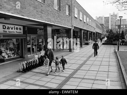 Eine Mutter und zwei jungen gehen vorbei an den Geschäften in klaut Weg, Coventry. 27. Juni 1988. Stockfoto