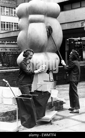 Frau Elsie Wardle (links) und Frau Betty Gee ans Werk zur Sanierung der Kunststoff Statuen von klaut Weg, Coventry, Westmidlands. 13. April 1970. Stockfoto