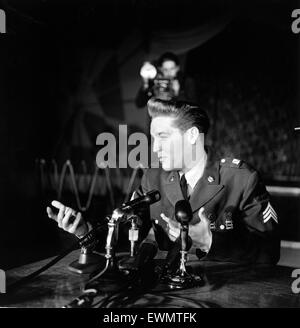 US-amerikanischer Rock'n'Roll-Sänger und Musiker Elvis Presley tragen Armee Uniform abgebildet, wie er eine Pressekonferenz in Deutschland besucht. März 1960. Stockfoto
