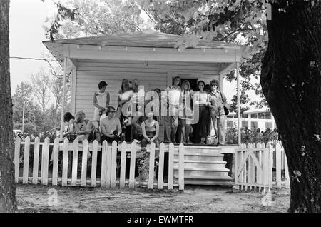 Täglicher Spiegel-Wettbewerbs-Gewinner besuchen Sie den Geburtsort von Elvis Presley in Tupelo, Lee County, Mississippi, USA, 27. August 1973. Täglicher Spiegel-Preisträger (stehend) Line-up auf der Veranda des alten Hauses Presley. Von links: Denis & Valerie Poole aus Stockfoto