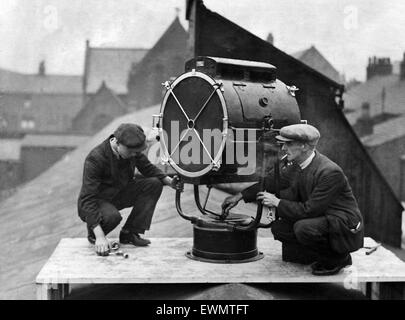 Installation von Verstärkern im Goodison Park, Heimat von Everton Football Club. Walton, Liverpool, 27. Januar 1932. Stockfoto