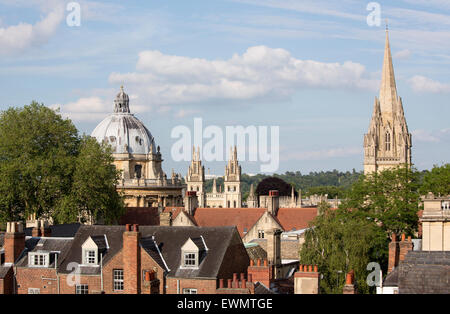 Skyline von Oxford Radcliffe Camera (links), All Souls College (Mitte) und Universität Kirche St. Mary (rechts) Stockfoto