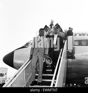 Cassius Clay alias (Muhammad Ali rechts) Ankunft am Flughafen von London mit Bruder Rudolph Valentino Lehm (vorne links) und sein Gefolge. 26. Mai 1963 Stockfoto