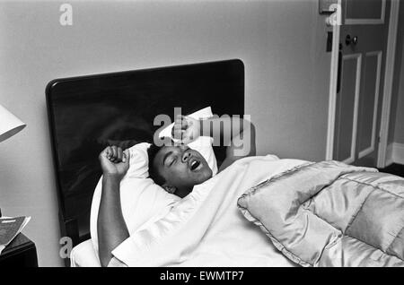 Cassius Clay holt aka (Muhammad Ali) etwas Schlaf im Piccadilly Hotel vor seinem ersten Kampf mit Henry Cooper. 26. Mai 1963 Stockfoto