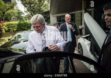 Premiere des deutschen Bundeslandes Hessen und Präsident des Deutschen Bundesrates, Volker Bouffier (R) und der Geschäftsführer der BMW Group Asia, Axel Pannes, bei der Einführung eines neuen Forschungsprogramms Elektromobilität, ein Joint Venture zwischen der BMW Group und der Nanyang Technological University (NTU Singapur) unter Einbeziehung der vollelektrischen BMW i3 und Plug-in Hybrid-Sportwagen BMW i8, die läuft auf Strom und Benzin in Singapur , 29. Juni 2015. Das neue Forschungsprogramm erfolgt im Future Mobility Research Lab befindet sich auf dem Campus der NTU, die die BMW Group ist? s erste gemeinsame Lab in So Stockfoto