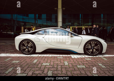 Der Sportwagen BMW i8 Plug-in Hybrid ist auf dem Display bei der Einführung eines neuen Forschungsprogramms Elektromobilität, ein Joint Venture zwischen BMW Group und der Nanyang Technological University (NTU Singapur) unter Einbeziehung der vollelektrischen BMW i3 und Plug-in Hybrid-Sportwagen BMW i8, die auf Strom und Benzin in Singapur, 29. Juni 2015 läuft. Das neue Forschungsprogramm erfolgt im Future Mobility Research Lab befindet sich auf dem Campus der NTU, die die BMW Group ist? s erste gemeinsame Lab in Südost-Asien. Beide Parteien werden eine kombinierte 1,3 Millionen Dollar, um die neue Forschungsprojekte, o fahren injiziert werden Stockfoto