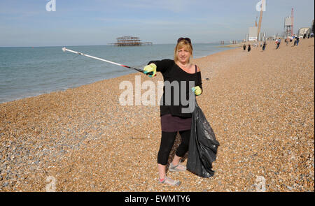 Frau Wurf Kommissionierung am Strand von Brighton UK Stockfoto