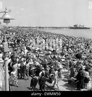 Urlaub Szenen in Brighton, East Sussex. 10. Juni 1962. 10. Juni 1962. Stockfoto